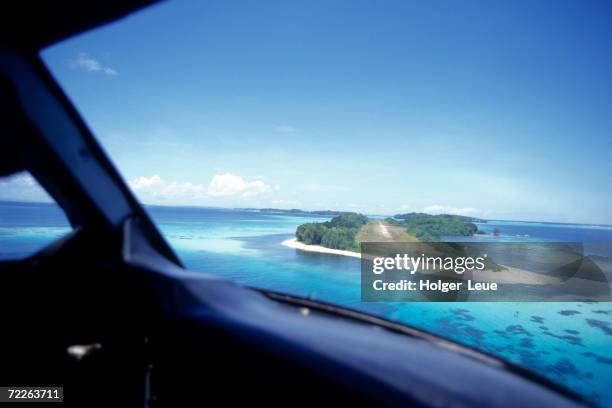 approaching gizo airstrip view from aeroplane, gizo, solomon islands - salomonseilanden stockfoto's en -beelden