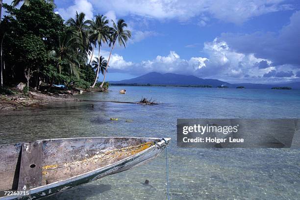 canoe moored on shore in roviana lagoon, solomon islands - salomonen stock-fotos und bilder