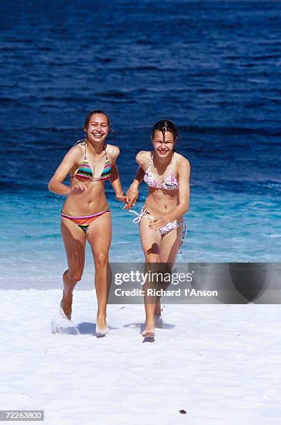 young girls running on whitehaven beach in the whitsunday islands, whitsunday islands national park, australia - whitehaven beach stockfoto's en -beelden