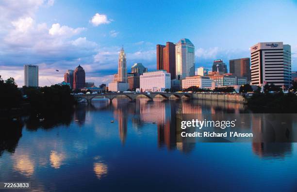 scioto river in front of city skyline, columbus, united states of america - columbus day stockfoto's en -beelden