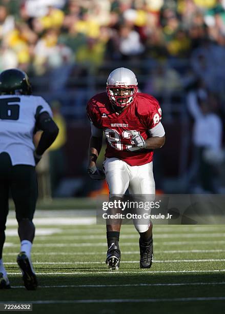 Wide receiver Jason Hill of the Washington State Cougars runs downfield against the Oregon Ducks on October 21, 2006 at Martin Stadium in Pullman,...