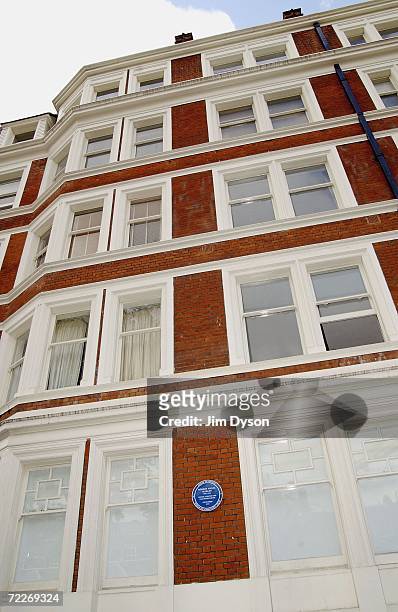 New plaque dedicated to Reggae legend Bob Marley is unveiled at 34, Ridgmount Gardens in Camden WC1 on October 26, 2006 in London, England. The flat...