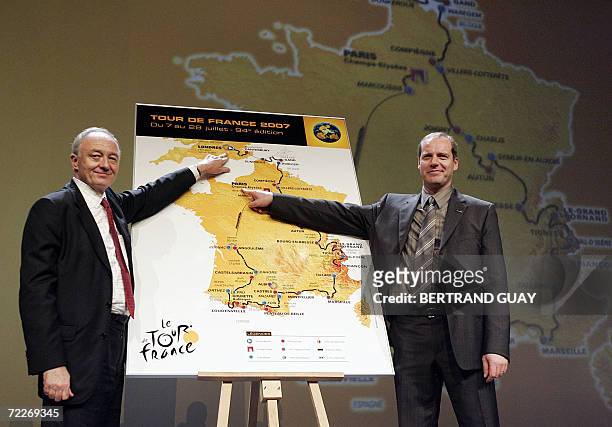 Tour de France director Christian Prudhomme and London's Mayor Ken Livingstone, pose in front of a map of the Tour de France, 26 October 2006 in...