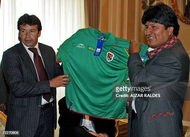 El presidente boliviano Evo Morales Ayma recibe, en su cumpleanos 47, una camiseta de la seleccion boliviana de futbol por parte de Erwin Sanchez,...