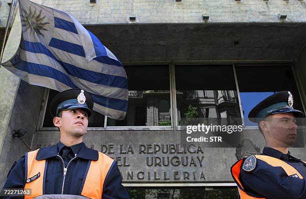 Buenos Aires, ARGENTINA: Integrantes de la Policia Federal custodian la embajada de Uruguay en Buenos Aires, el 26 de octubre de 2006 durante una...