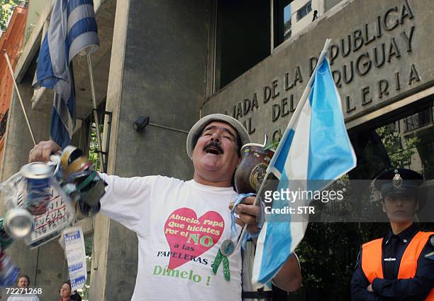 Buenos Aires, ARGENTINA: Ciudadanos se manifiestan frente a la embajada de Uruguay en Buenos Aires, el 26 de octubre de 2006 durante una protesta de...