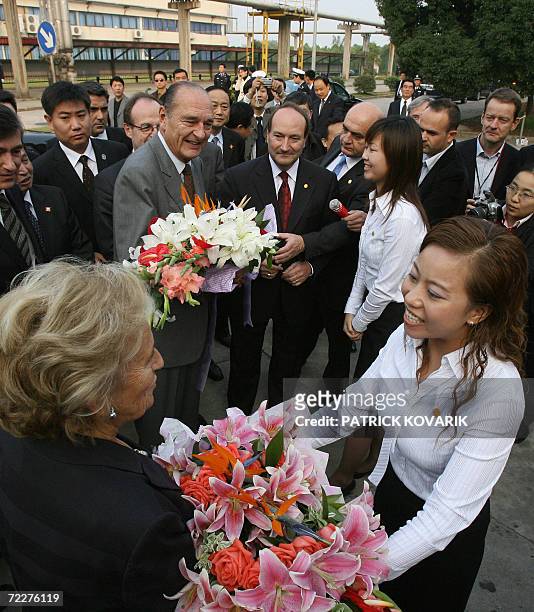 French President Jacques Chirac and first lady Bernadette are welcomed with flowers, 27 October 2006 in Wuhan before their Dongfeng Peugeot-Citro?n...
