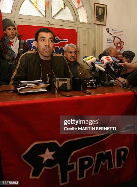 Jorge Galvez , lider de la antigua agrupacion guerrillera "Frente Patriotico Manuel Rodriguez" , junto a "Rodrigo" miembro del Movimiento de...