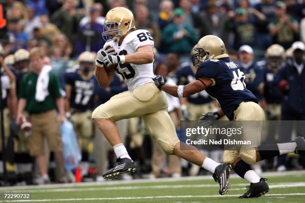 Tight end John Carlson of the Notre Dame Fighting Irish runs after a catch against linebacker Clint Stovie of the Navy Midshipman on October 28, 2006...