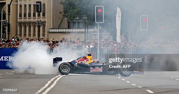 El piloto italiano de Formula 1, Vitantonio Liuzzi de la escuderia Toro Rosso, realizo una demostracion por las calles de Santiago,el 28 de octubre...