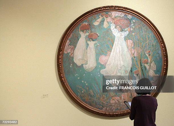 Une personne regarde le tableau intitule "Avril" peint vers 1894 par l'artiste Maurice Denis, le 27 octobre 2006 au Musee d'Orsay a Paris. Le musee...