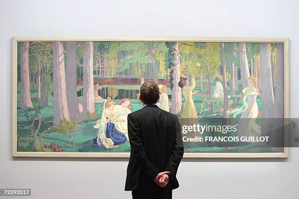 Une personne regarde un tableau peint par l'artiste Maurice Denis, le 27 octobre 2006 au Musee d'Orsay a Paris. Le musee d'Orsay, ou s'ouvre le 31...