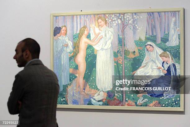 Une personne passe a cote du tableau Virginal printemps peint en 1899 par l'artiste Maurice Denis, le 27 octobre 2006 au Musee d'Orsay a Paris. Le...