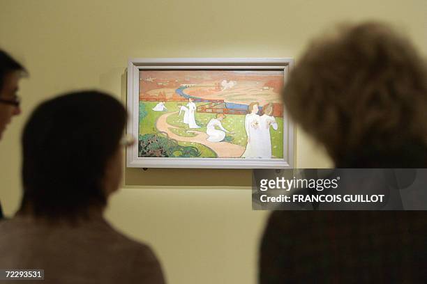 Des personnes regardent le tableau intitule "Avril" peint en 1892 par l'artiste Maurice Denis, le 27 octobre 2006 au Musee d'Orsay a Paris. Le musee...