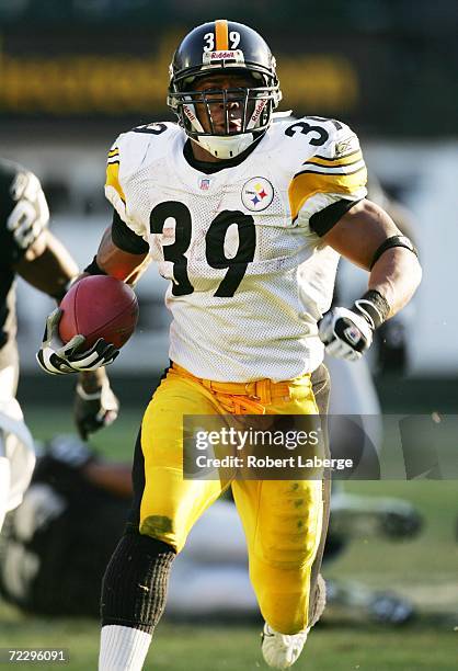 Willie Parker of the Pittsburgh Steelers runs with the ball against the Oakland Raiders during an NFL game at McAfee Coliseum October 29, 2006 in...