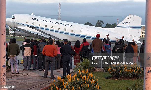 Cascos Azules del Ejercito de Guatemala son despedidos por familiares despues de embarcar en un avion TC-47 en la base de la Fuerza Aerea...