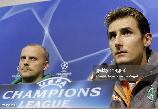 Coach Thomas Schaaf and Miroslav Klose attend the Werder Bremen press conference on October 30, 2006 in Sofia, Bulgaria. Werder Bremen will meet...