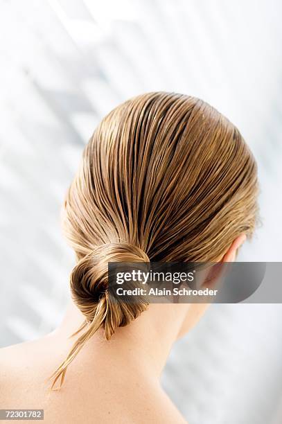 young woman with wet hair, view from the back, close up (studio) - haarpflege stock-fotos und bilder