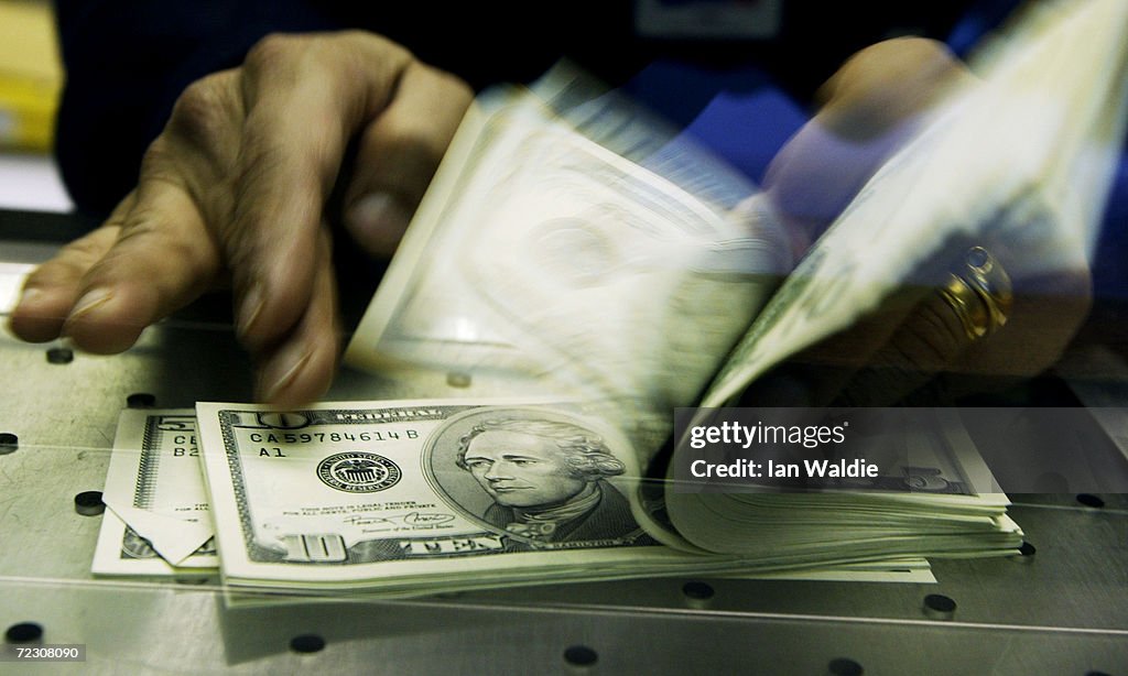 British Convert Pounds To U.S. Dollars
