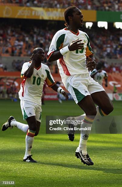 Salif Diao Vs Denmark 2002 StockFotos und Bilder Getty Images