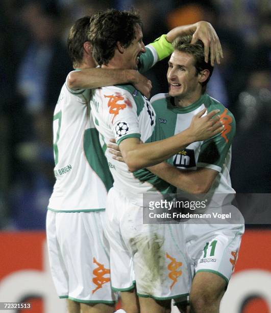 Frank Baumann celebrates scoring the second goal with Miroslav Klose and Jurica Vranjes of Bremen during the UEFA Champions League Group A match...