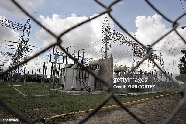 Vista de una sub-estacion electrica en Managua el 01 de noviembre de 2006. Los diarios cortes de luz que los nicarag?enses soportan desde abril...