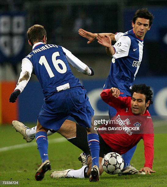 Hamburg's Iranian defender Mehdi Mahdavikia vies for the ball against Porto's Raul Meireles and Helder Postiga during their group G Champions League...