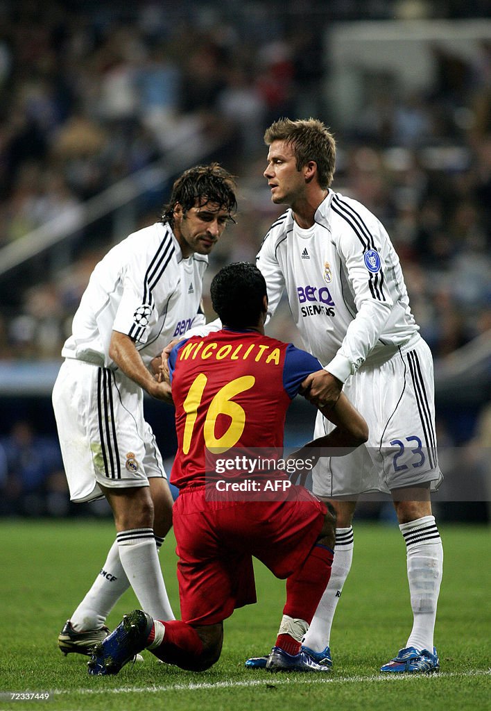 Real Madrid's Raul Gonzalez (L) and Davi