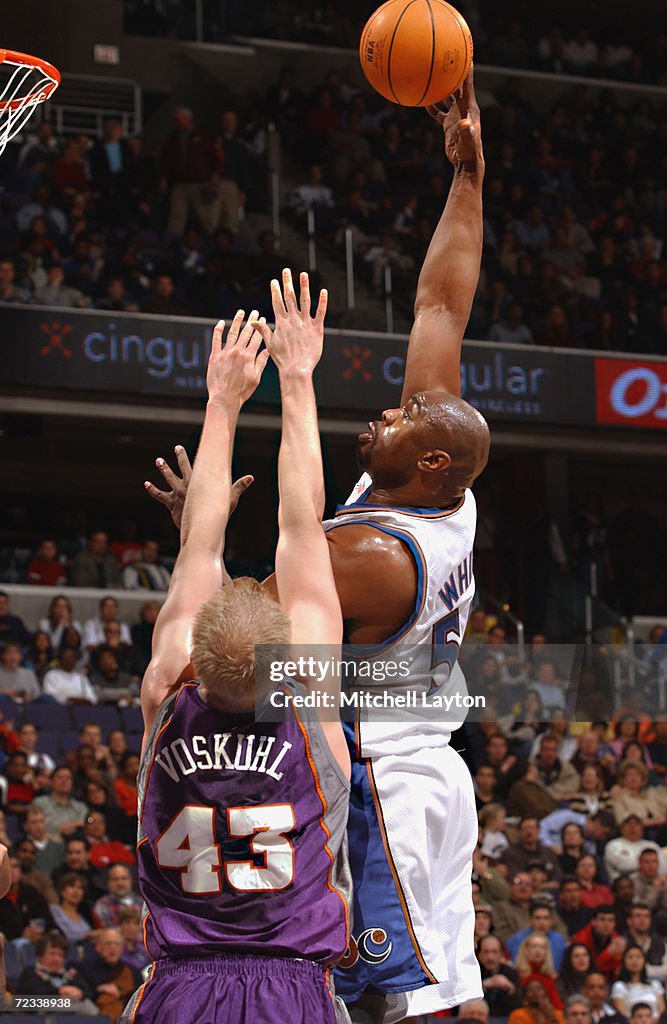 Jahidi White shoots over Jake Voskuhl