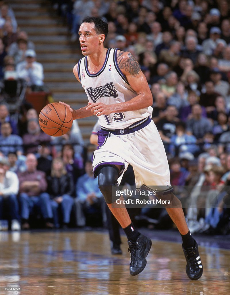 Guard Doug Christie of the Sacramento Kings dribbles the ball during  News Photo - Getty Images