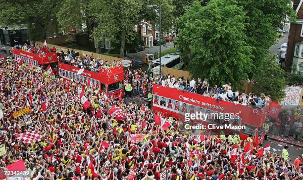 General view as the team buses arrive at the Islington Town Hall during the Arsenal Football Club victory parade to show the League Champions with...