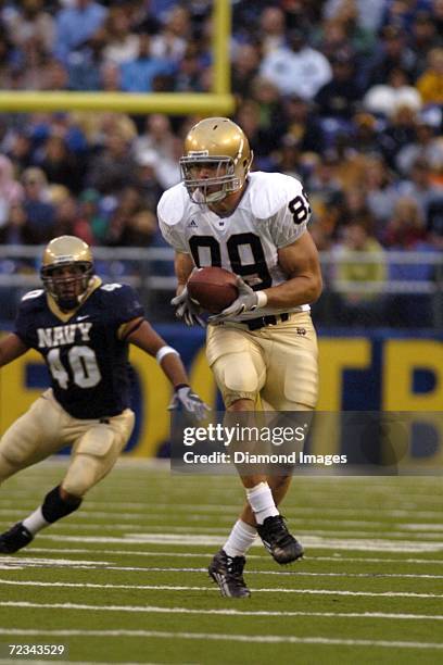 Tight end John Carlson, of the University of Notre Dame Fighting Irish, catches a pass during a game on October 28, 2006 against the United States...