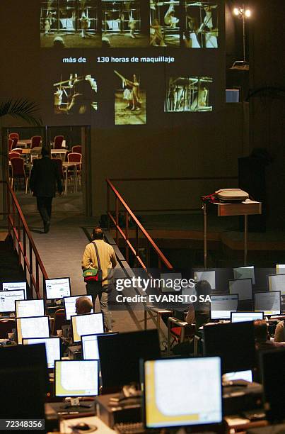 Un periodista camina el 02 de noviembre 2006 dentro el Centro de Prensa Internacional instalado para la cobertura de la XVI Cumbre Iberoamericana de...