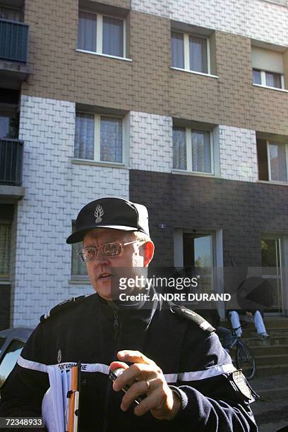 Le lieutenant Carre s'adresse aux journalistes devant l'immeuble ou reside Aline Lelievre, la maman du petit David, le 02 novembre 2006 a Redon. Le...