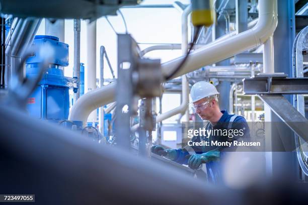worker with process machinery in oil blending factory - flanders belgium 個照片及圖片檔