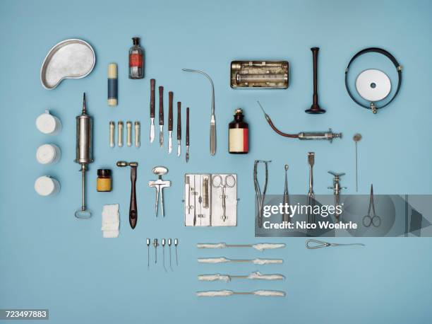 directly above shot of medical tools on blue background - scalpel - fotografias e filmes do acervo