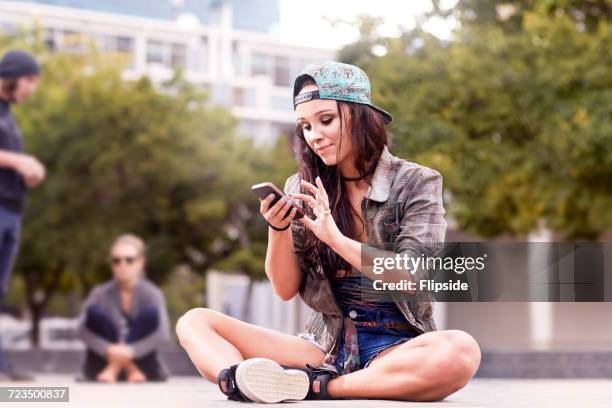 dancer texting on mobile phone - de atrás hacia adelante fotografías e imágenes de stock