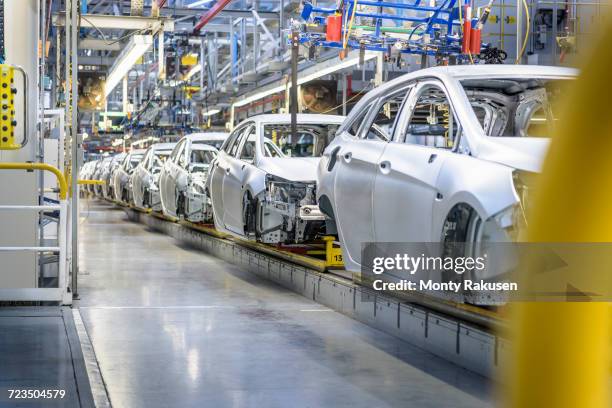 view of cars on production line in factory - indústria automobilística imagens e fotografias de stock