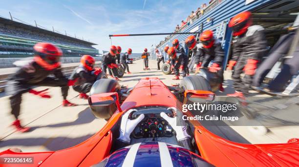 pit crew ready for open-wheel single-seater racing car race car in pit stop - personal perspective or pov stockfoto's en -beelden