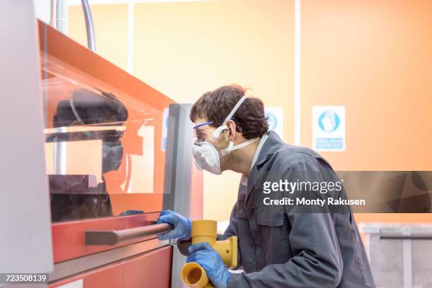 worker 3d printing components in precision casting factory - 3d printen factory stockfoto's en -beelden