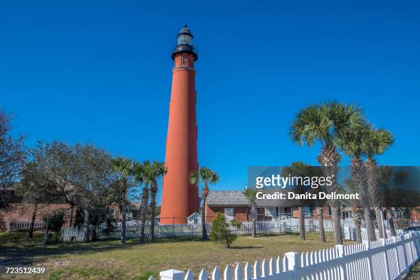 ponce de leon lighthouse on sunny day, ponce inlet, florida, usa - sunny leon stockfoto's en -beelden