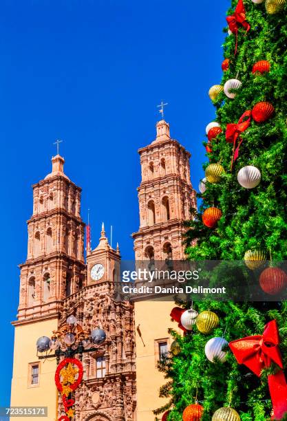 christmas tree and facade of parroquia cathedral dolores hidalgo, mexico - dolores hidalgo stock pictures, royalty-free photos & images