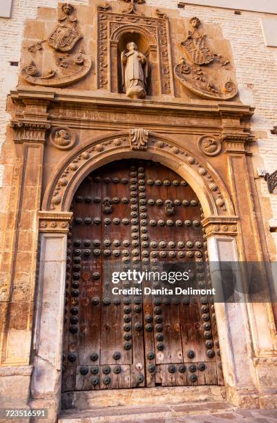 carrera del darro, gate of convento de santa catalina de siena, albaicin district, granada, andalusia, spain - granada spain landmark - fotografias e filmes do acervo