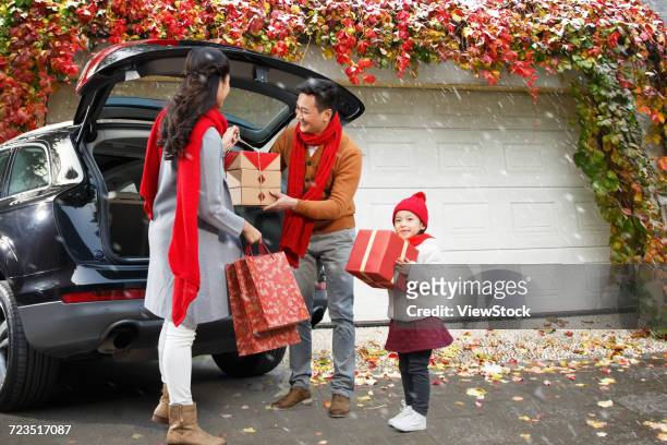 happy family home for the new year - chinese car home stockfoto's en -beelden