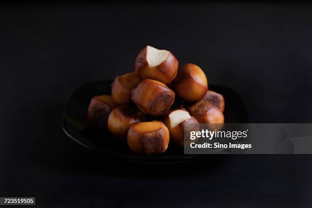 pieces of smoked cheese on plate - rookkaas stockfoto's en -beelden