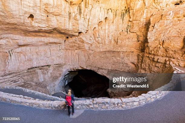 usa, new mexico, carlsbad caverns, tourist standing at entrance - carlsbad caverns national park stock-fotos und bilder