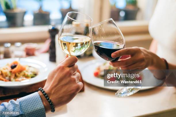 couple toasting with wine, close-up - vinho tinto imagens e fotografias de stock