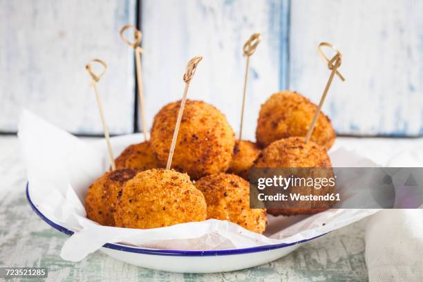 arancini with skewers on a plate - frito em gordura abundante - fotografias e filmes do acervo
