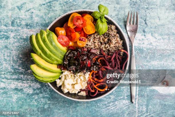 lunch bowl of quinoa tricolore, chard, avocado, carrot spaghetti, tomatoes and feta - pratos vegetarianos imagens e fotografias de stock