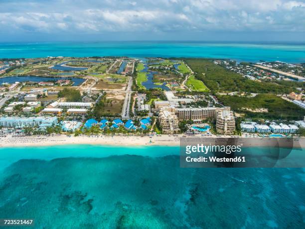 caribbean, cayman islands, george town, luxury resorts and seven mile beach - grand cayman islands foto e immagini stock